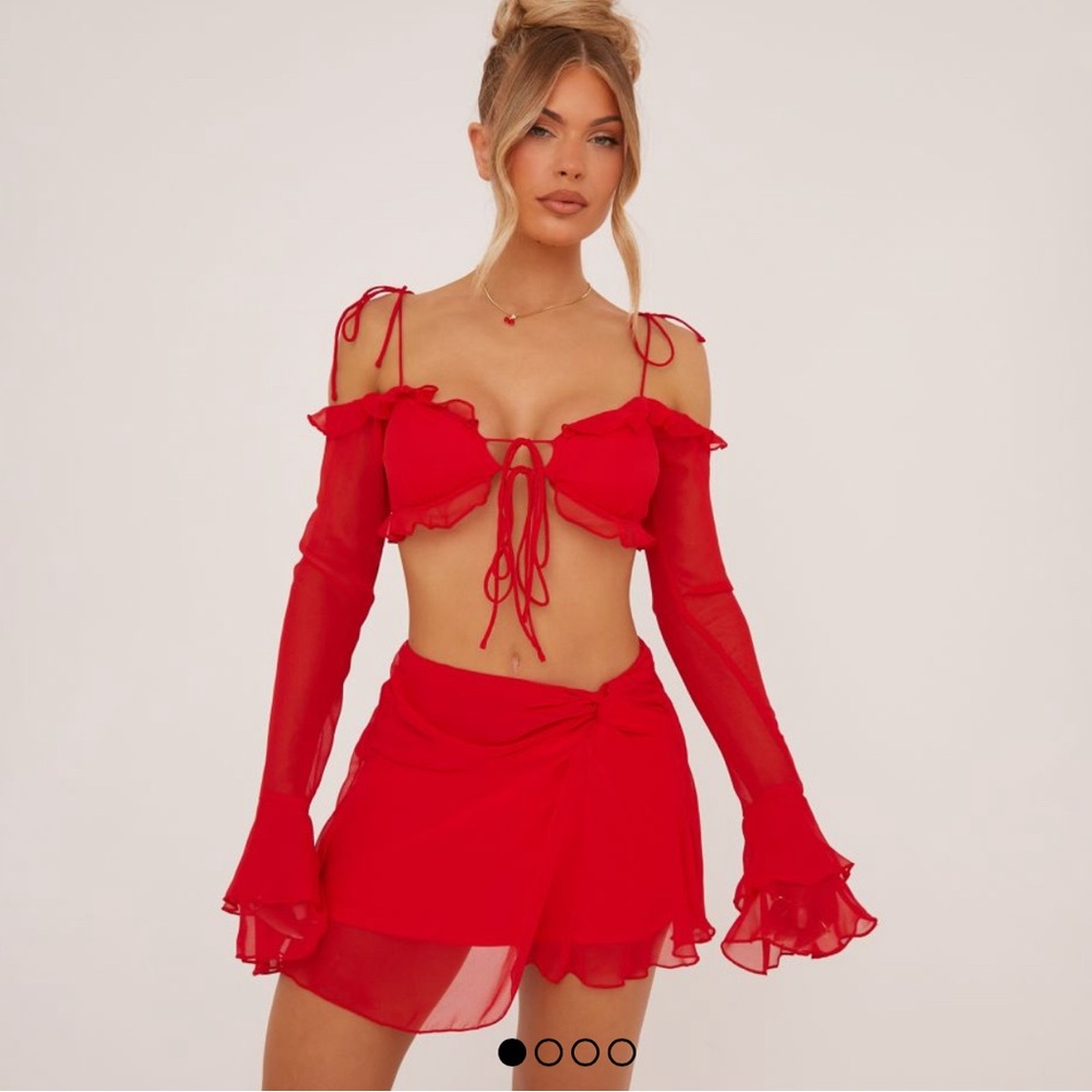 STRAPPY FLARED SLEEVE TIE FRONT CROP TOP IN RED CHIFFON - Picture 3 of 4
